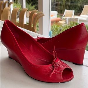 GUCCI Red Soho Leather Peep Toe Wedge Pumps